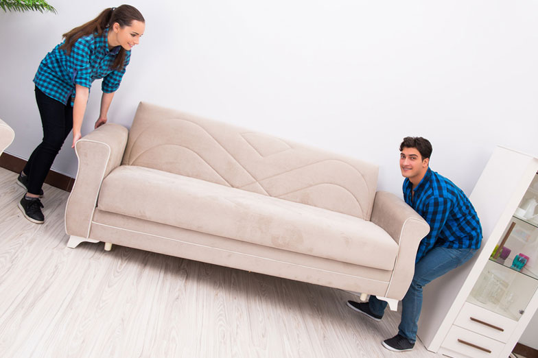 Les moisissures apparaissent souvent dans des endroits cachés. Pensez à écarter vos meubles des murs.