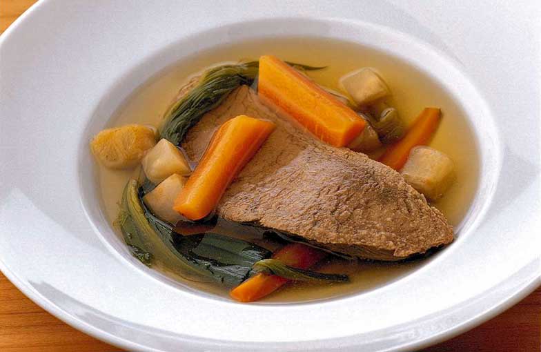 Das <b>Pot au Feu</b> ist die edlere Variante der einfachen Suppe mit Spatz.