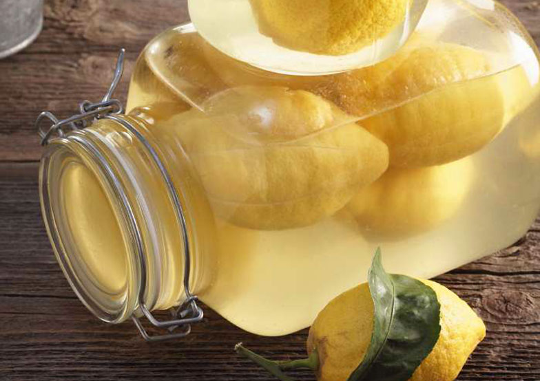 In Salzwasser eingelegte Zitronen gehören zu den wichtigsten Zutaten der marokkanischen Küche.