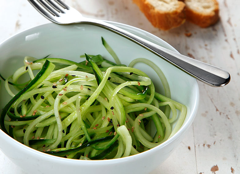 Le concombre, transformé ici en spaghettis avec un coupe-spirales est idéal pour des plats d’été frais et variés.