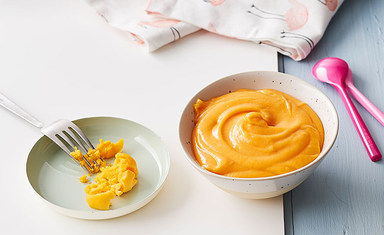 Écrasez un jaune d’œuf dur à la fourchette et mélangez-le à la purée de votre enfant. Il lui fournira des protéines et du fer.