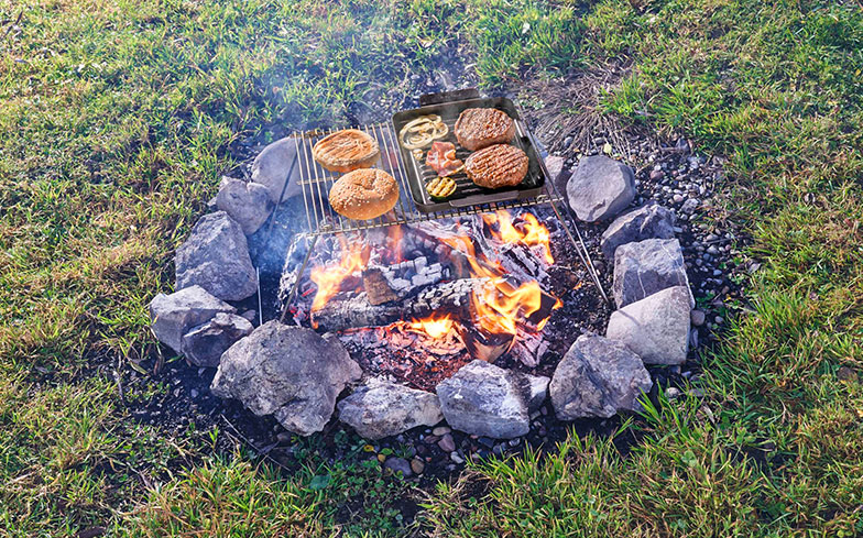 Grillieren auf offenem Feuer: Für viele die einzig wahre Methode.