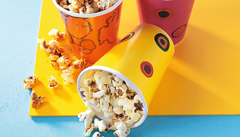 Kinder lieben Popcorn, vor allem wenn sie bei der Zubereitung mithelfen dürfen.