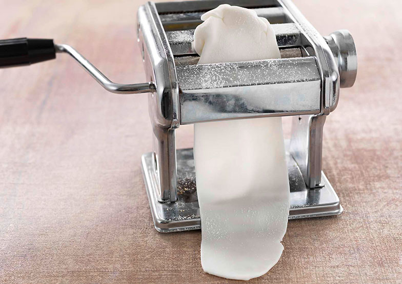 Die Pastamaschine leistet auch beim Verarbeiten von Rollfondant gute Dienste.