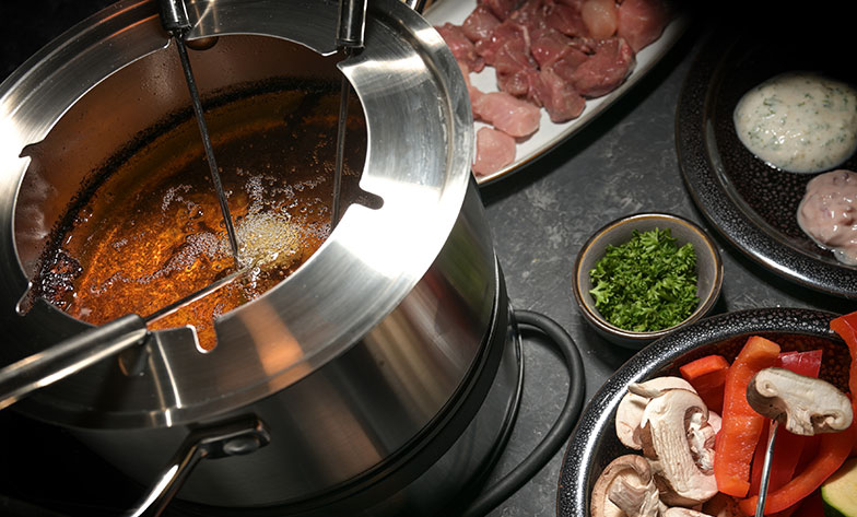 La fondue bourguignonne se prépare avec une huile de goût neutre et supportant une température élevée. (Photo: istock/fermate.)