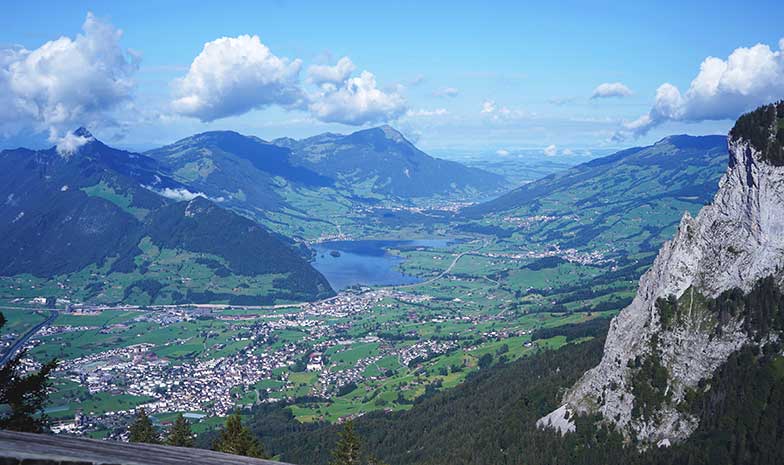 Blick vom Mythen-Rundwanderweg auf Schwyz, den Lauerzer- und den Zugersee und hinüber zur Rigi.