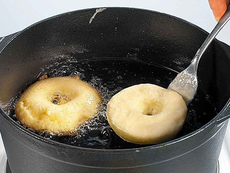 <b>Beignets de pommes</b>: les rondelles de pommes en habit de pâte font depuis des siècles les délices des jeunes et des moins jeunes.