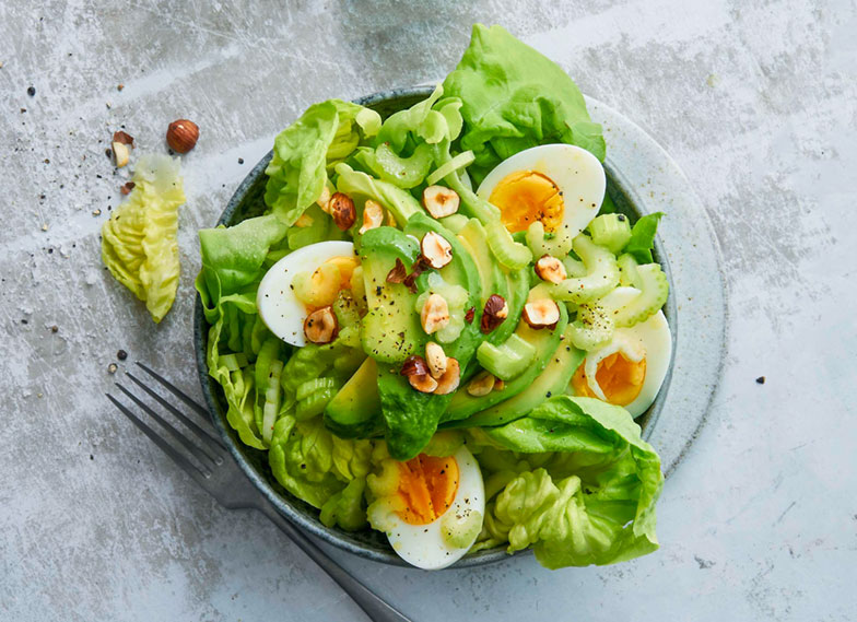 Gemüse, Salate, die meisten Früchte und Hülsenfrüchte sind erlaubt: Grüne Salat-Bowl.
