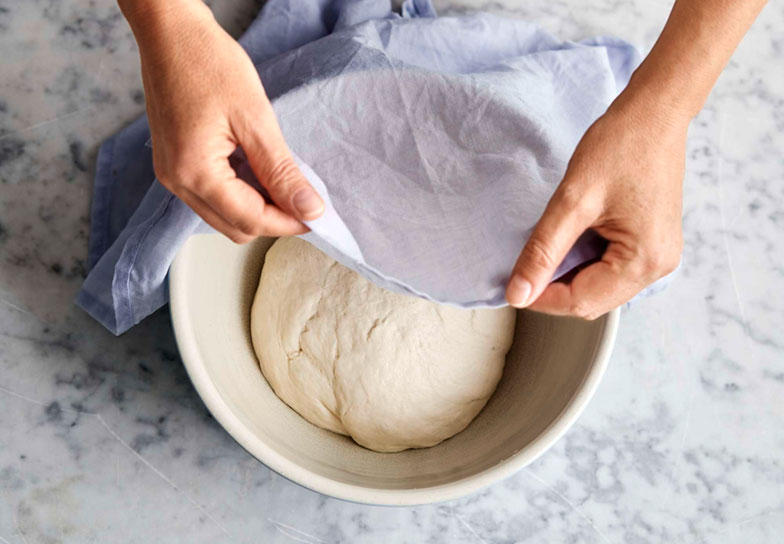 Toujours recouvrir la pâte pendant qu’elle lève afin que la surface ne se dessèche pas.