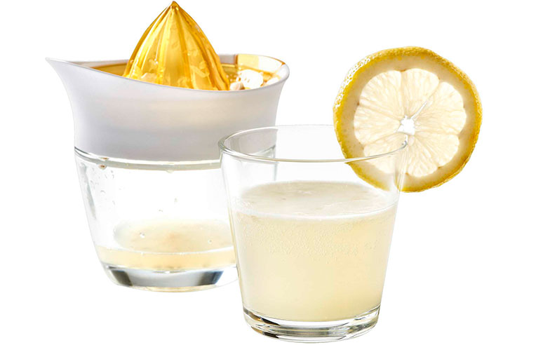 Gut verschlossen kann Zitronensaft auch vitaminschonend bis zu zwei Tage im Kühlschrank aufbewahrt werden.