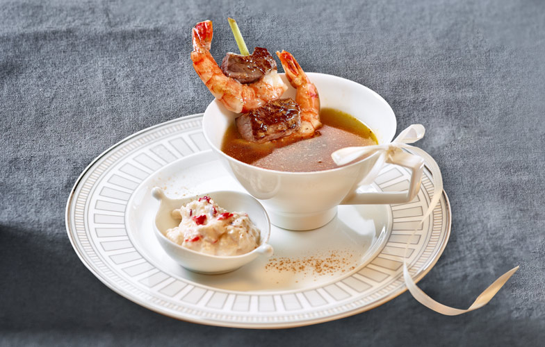 Le plaisir de la fondue chinoise: <b>servie dans une tasse</b> ou en soupe raffinée pour terminer.