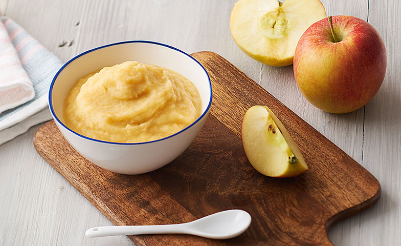 Les pommes crues ou cuites sont une collation idéale pour les enfants constipés.