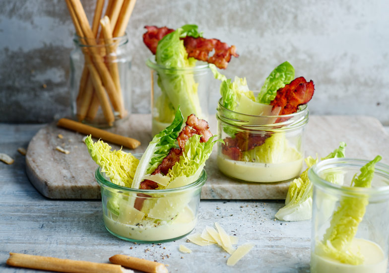 Raffinierter Apéro oder leichte Vorspeise – dieser Caesar Salad kann beides sein.