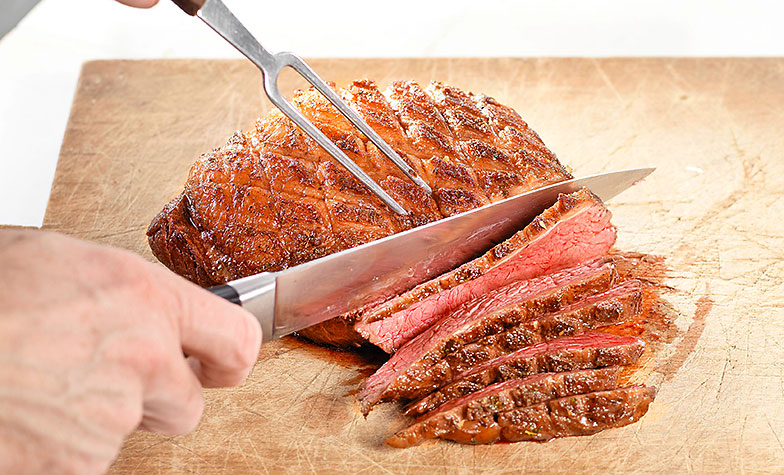 Coupée en tranches dans le sens contraire des fibres, la viande reste bien tendre.