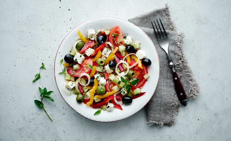Griechischer Salat ist der ideale Sommer-Lunch: Leicht und dennoch nahrhaft.
