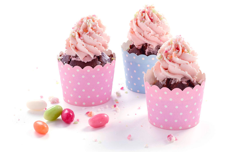 Der bunt gesprenkelte Zucker ist eine hübsche Deko für Cupcakes.