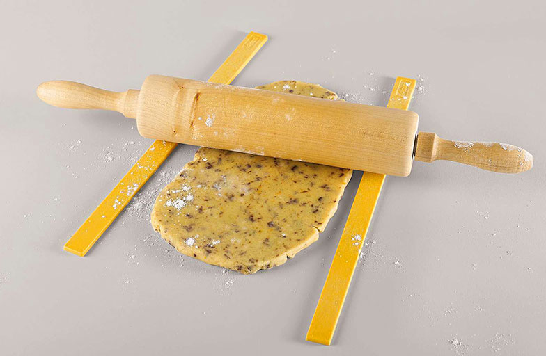 Les baguettes à pâte permettent d’obtenir une épaisseur régulière des biscuits.