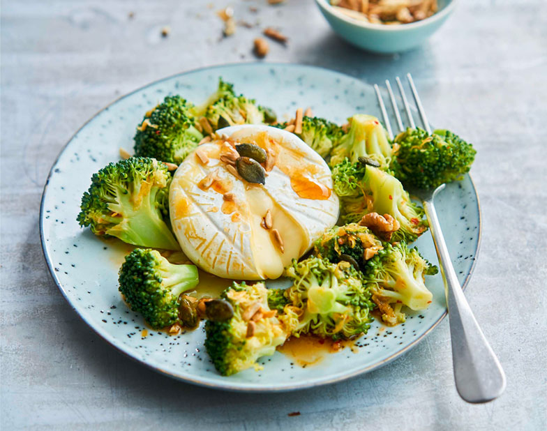Ob man Broccoli oder Pasta isst, wirkt sich im Körper anders aus: Warmer Tomme mit Broccolisalat.
