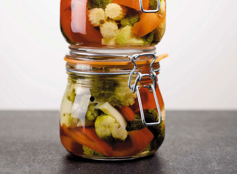 Mixed Pickles passen ausgezeichnet in den Wurstsalat. Sie betonen den säuerlichen Gout.