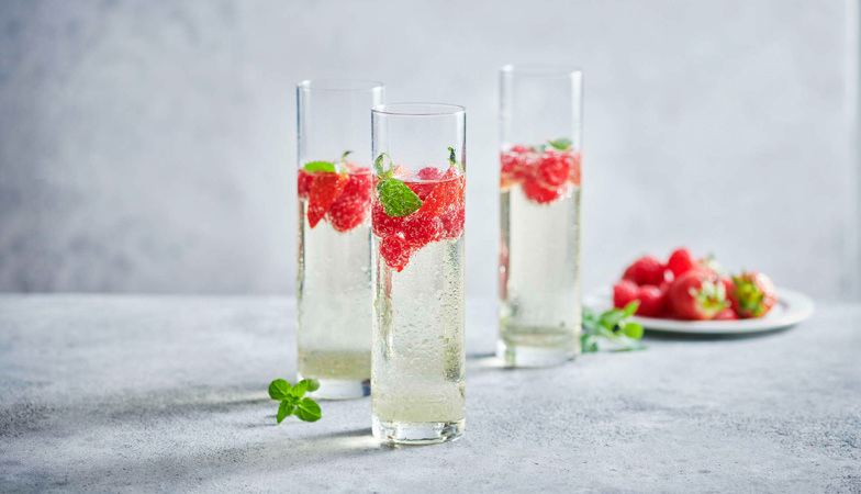 Champagner mit Holunderblütensirup. Ein prickelnd erfrischendes Sommergetränk.