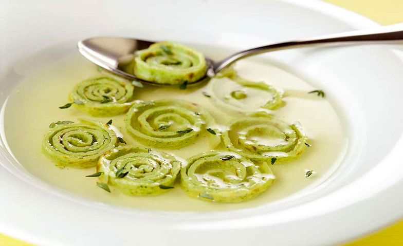 Die <b>grüne Flädlisuppe</b> (Bouillon mit Omelettenstreifen) ist leicht bekömmlich und liefert auch Flüssigkeit.