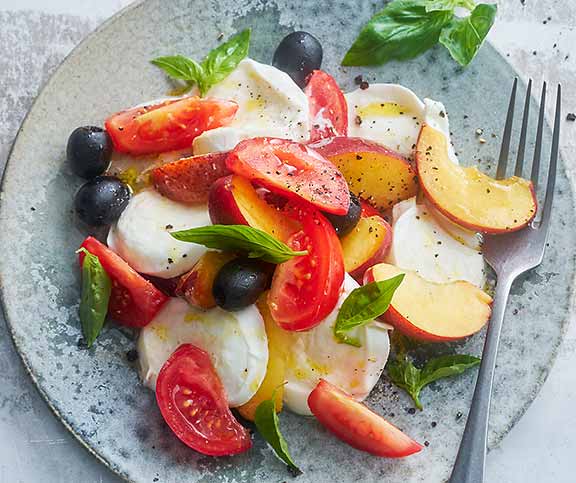 Caprese-Salat mit Pfirsich