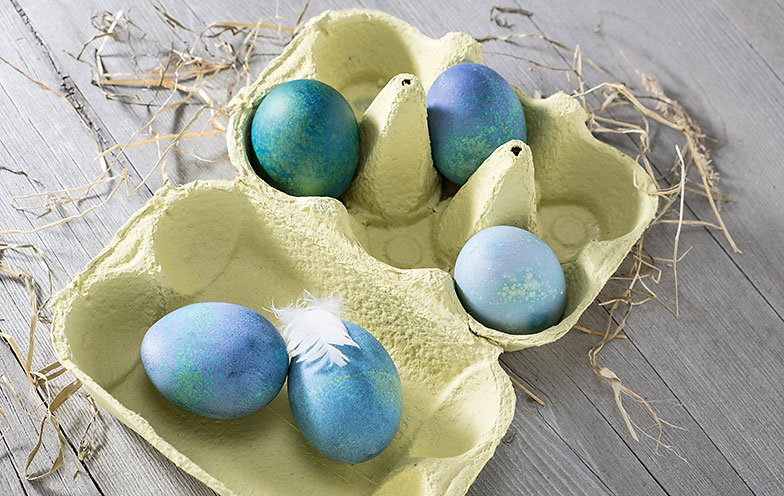 <b>Gesprenkelte Ostereier:</b> Gelber Eierkarton oder Zitronensaft sorgen für helle Sprenkel.