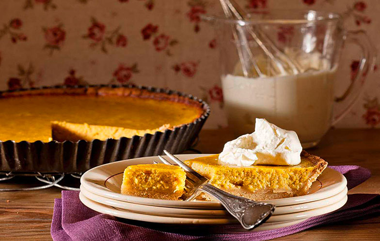 Nicht nur zu Halloween ein Genuss: <b>Pumpkin Pie,</b> amerikanischer Kürbiskuchen.