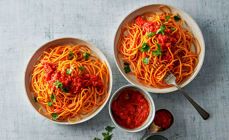 Die feurige Pasta all’arrabiata wird mit Spgahetti aus roten Linsen zubereitet (Premium-Rezept).