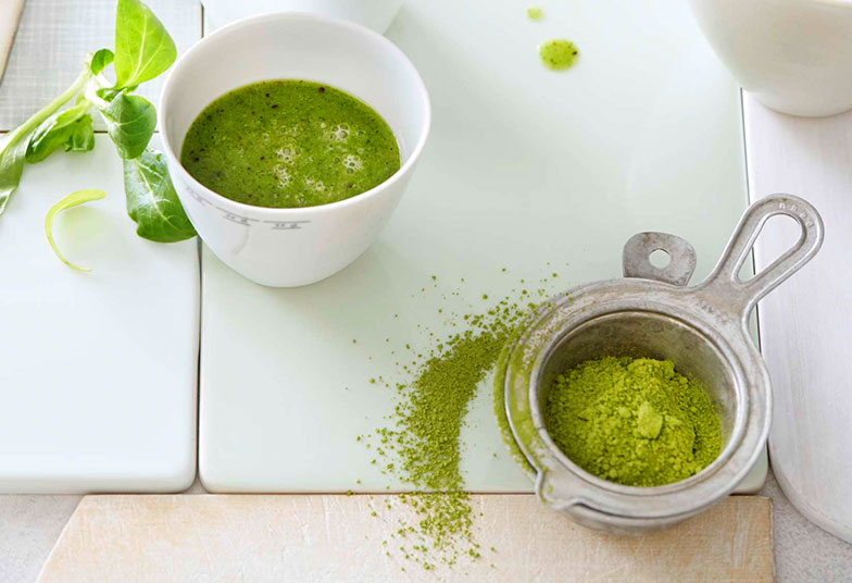 Poudre de thé vert, le matcha est très apprécié dans les smoothies verts.