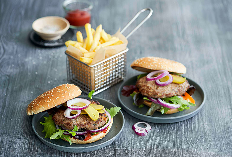 Ob für Fleischtiger oder Vegetarierinnen: Mit Hingabe und feinen Zutaten hergestellt, sind Burger aller Art wieder im Trend.
