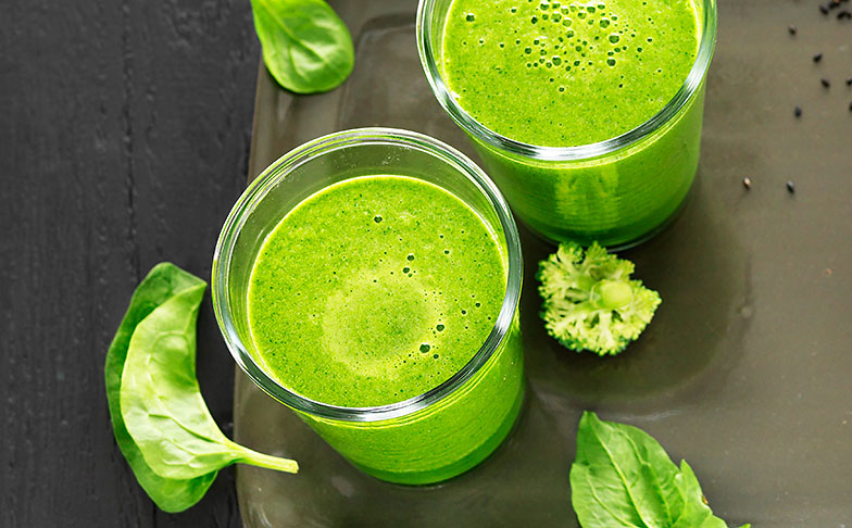 Dieser Grüne Smoothie enthält Spinat, Broccoli und Grapefruitsaft.
