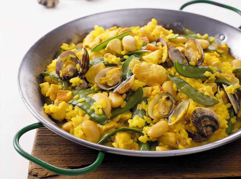 Paella valenciana: selon la région et les préférences personnelles, le riz est agrémenté de différents ingrédients.