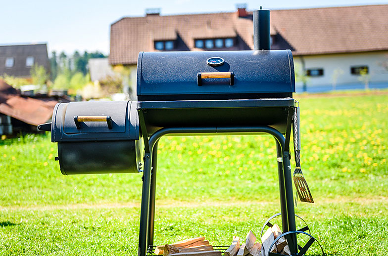 Er sieht aus wie eine Dampflokomotive: Der klassische amerikanische BBQ-Smoker. Bild: Shutterstock
