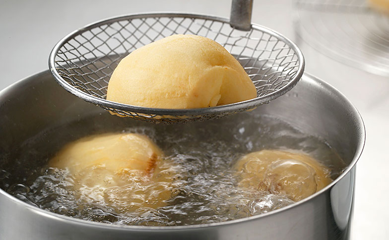 In leicht kochendem Wasser blanchiert, lassen sich Quitten danach ideal tiefkühlen.