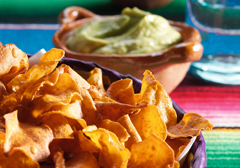 Für Fussballfans - und alle andern auch: Süsskartoffel-Chips mit Guacamole.