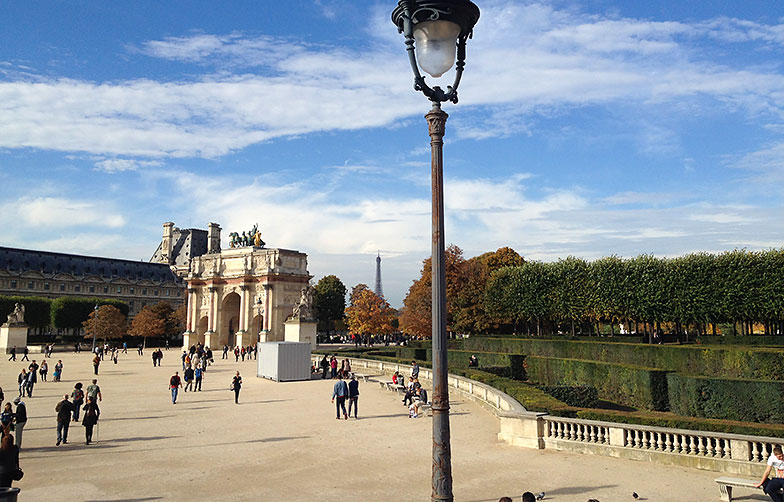 À Paris, les parcs invitent à un pique-nique à l’ombre de grands arbres: Jardin des Tuileries avec l’Arc de Triomphe du Carrousel. Photo: Dorothee Schwarz
