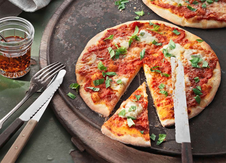 Pizza Margherita: Die weltberühmte Pizza wurde im hektischen Napoli bereits im 16. Jahrhundert als Schnellimbiss genossen.
