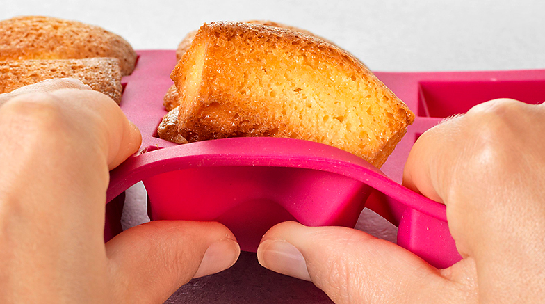 Grâce au moule en silicone flexible, les mini-gâteaux se démoulent tout seuls.