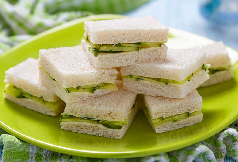 Das traditionelle Cucumber-Sandwich besteht nur aus Gurkenscheiben und leicht mit Butter bestrichenem Toastbrot. Bild: Shutterstock