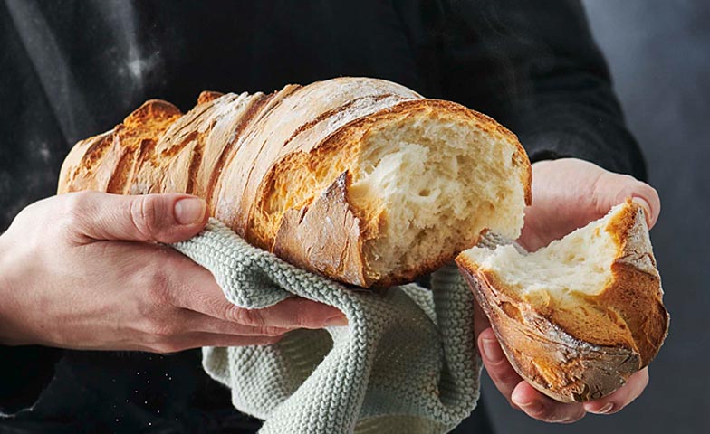 Mit der richtigen Mehlmischung gelingt ein luftiges und knuspriges Brot ohne Gluten.