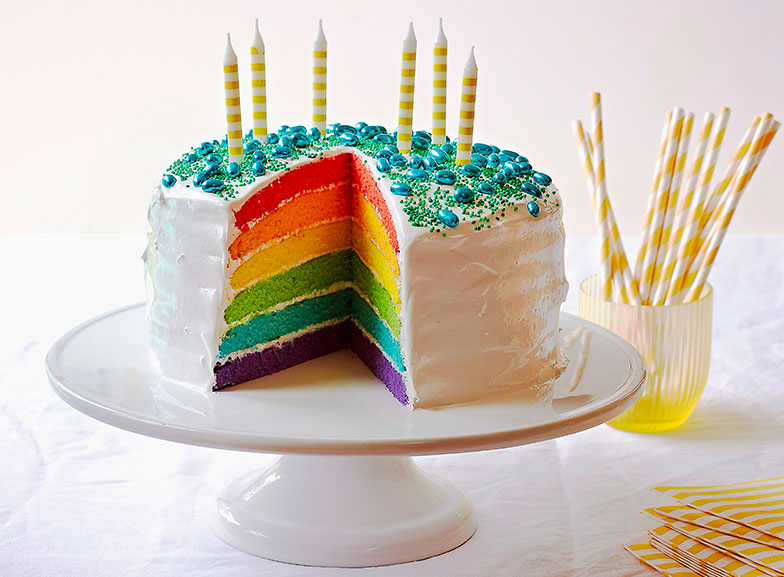 Les gâteaux arc-en-ciel créent la surprise avec leur intérieur de toutes les couleurs.  Photo: StockFood/Bauer Syndication