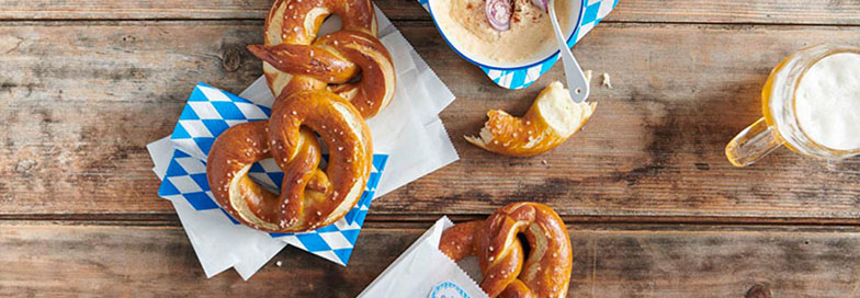 «O’zapft is!» Recréez l’ambiance de la Wiesn chez vous. Cœurs en pain d’épice ou bretzels? Voici de délicieuses recettes pour apprécier toutes les saveurs de la Bavière et de l’Oktoberfest.