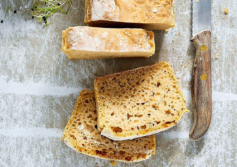 Ce <strong>pain d’épeautre clair</strong> est confectionné avec une pâte au levain et peu de levure.