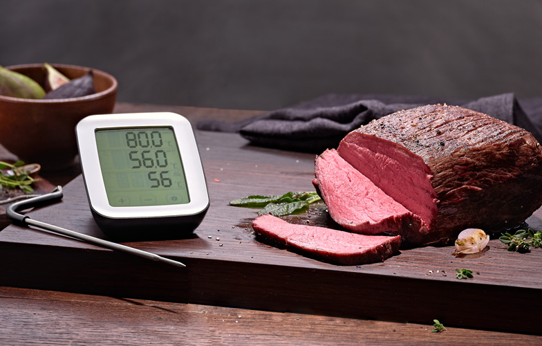 Mit einem Fleischthermometer kann die Kerntemperatur überwachen werden.