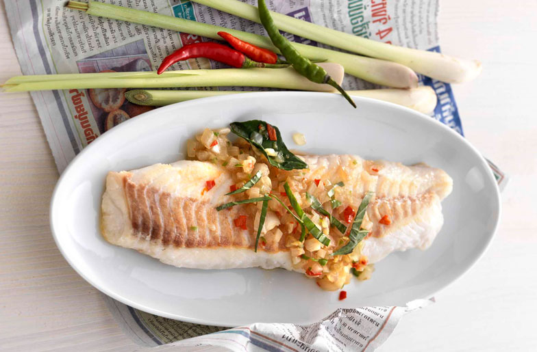Feine Fischgerichte gibt es rund um die Welt: gebratener Fisch, <b>Dorschfilet nach thailändischer Art.</b>
