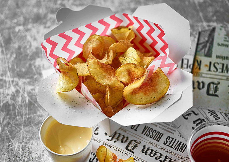 Pommes Chips sind nicht nur ein beliebter Snack, sondern auch eine knusprige Beilage.