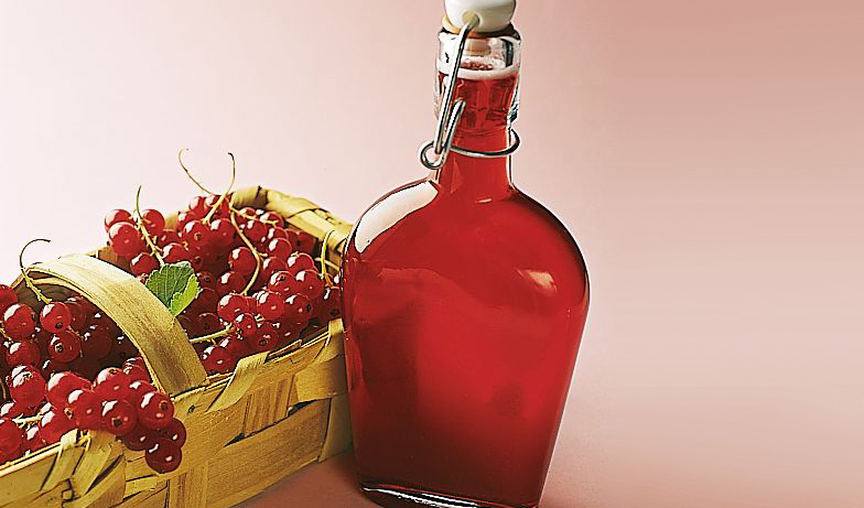 Sirops, jus de fruits et drinks lactés sont des boissons idéales pour les seniors: <b>sirop de raisinets.</b>