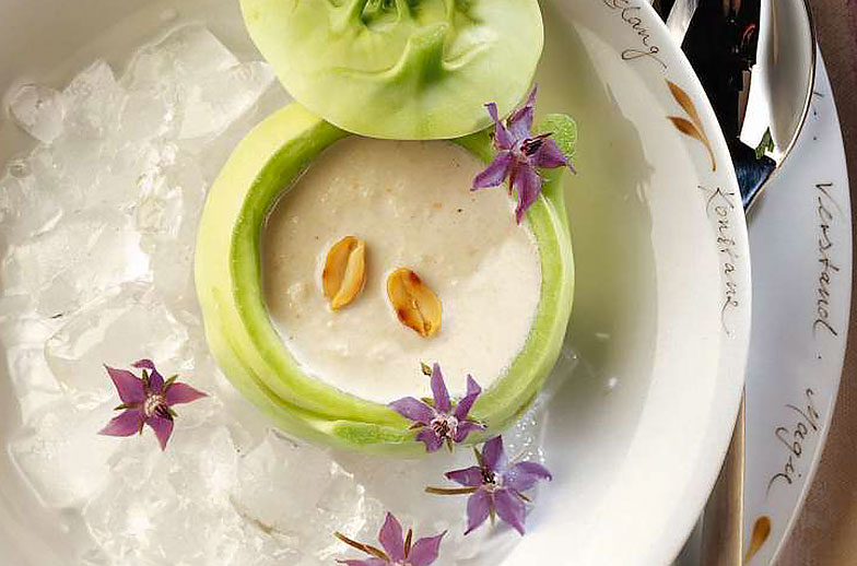 Soupe de chou-pomme froide: un poivron ou un chou-rave évidés servent de jolis bols pour présenter la soupe.