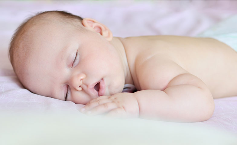 Votre bébé dort paisiblement: prenez du temps pour vous.